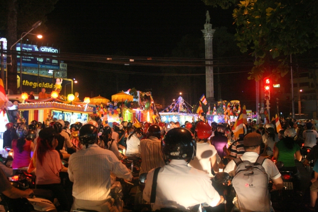 Chùm ảnh diễu hành xe hoa Phật đản: Phật đi vào đời