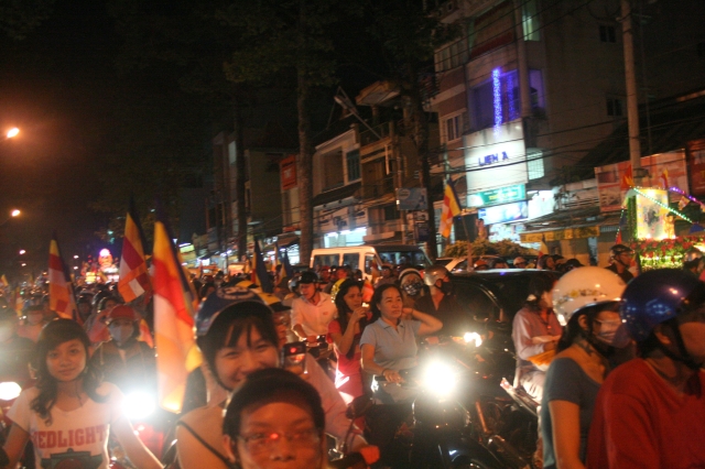 Chùm ảnh diễu hành xe hoa Phật đản: Phật đi vào đời