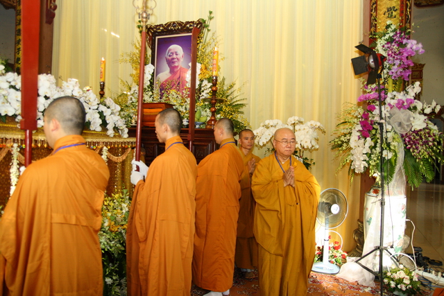 Chùm ảnh: Các đoàn viếng tang lễ HT. Thích Minh Châu - Chiều 07/09/2012 - Phần 2