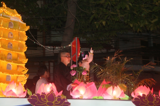 Chùm ảnh diễu hành xe hoa Phật đản: Phật đi vào đời