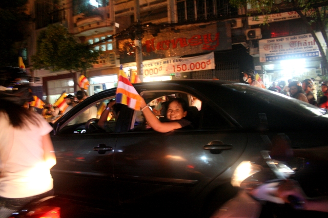 Chùm ảnh diễu hành xe hoa Phật đản: Phật đi vào đời