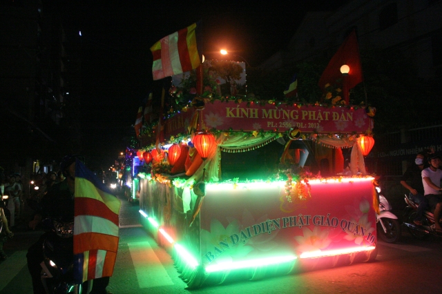 Chùm ảnh diễu hành xe hoa Phật đản: Phật đi vào đời