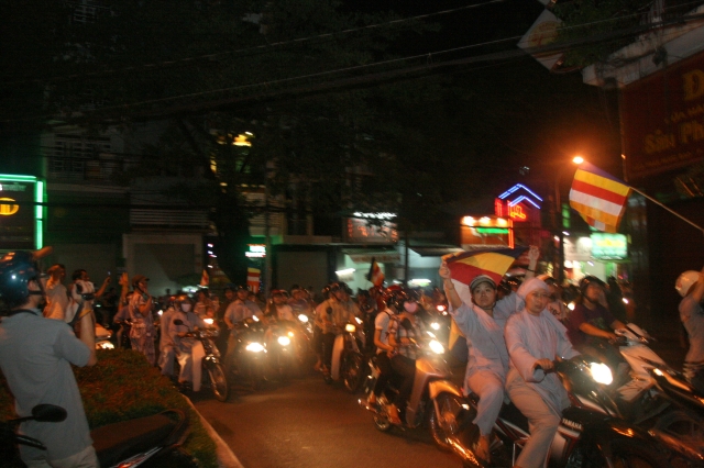 Chùm ảnh diễu hành xe hoa Phật đản: Phật đi vào đời