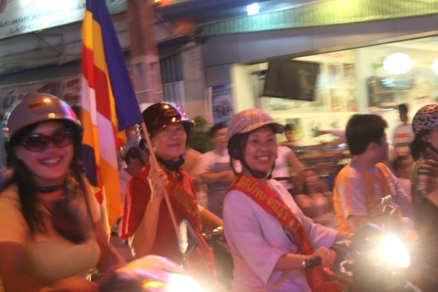 Chùm ảnh diễu hành xe hoa Phật đản: Phật đi vào đời