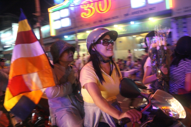 Chùm ảnh diễu hành xe hoa Phật đản: Phật đi vào đời