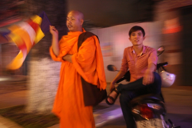 Chùm ảnh diễu hành xe hoa Phật đản: Phật đi vào đời