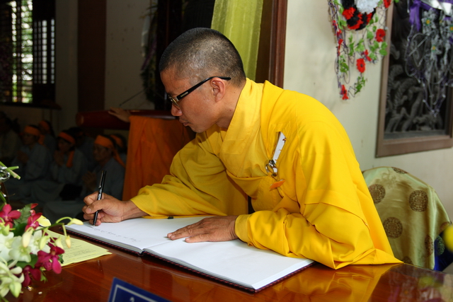 Chùm ảnh: Các đoàn viếng tang lễ HT. Thích Minh Châu - Chiều 07/09/2012 - Phần 2