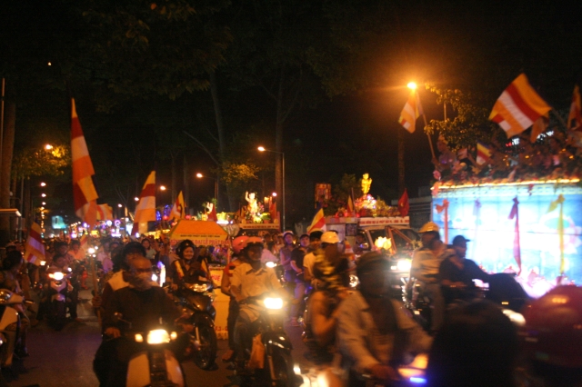 Chùm ảnh diễu hành xe hoa Phật đản: Phật đi vào đời