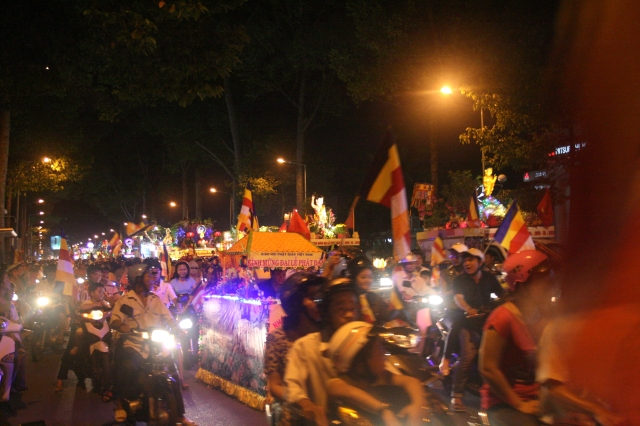 Chùm ảnh diễu hành xe hoa Phật đản: Phật đi vào đời