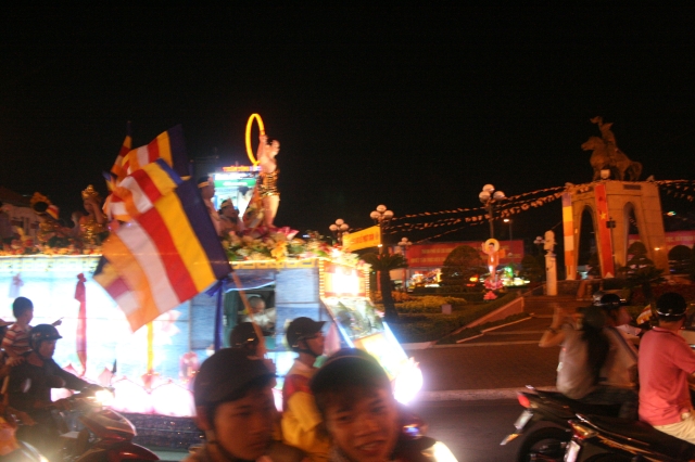 Chùm ảnh diễu hành xe hoa Phật đản: Phật đi vào đời