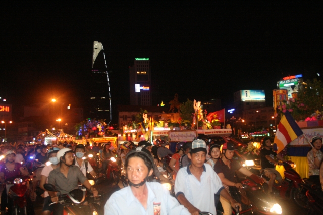 Chùm ảnh diễu hành xe hoa Phật đản: Phật đi vào đời