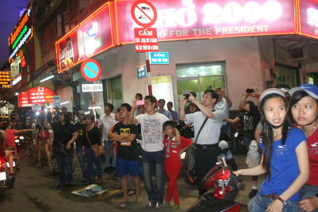 Chùm ảnh diễu hành xe hoa Phật đản: Phật đi vào đời