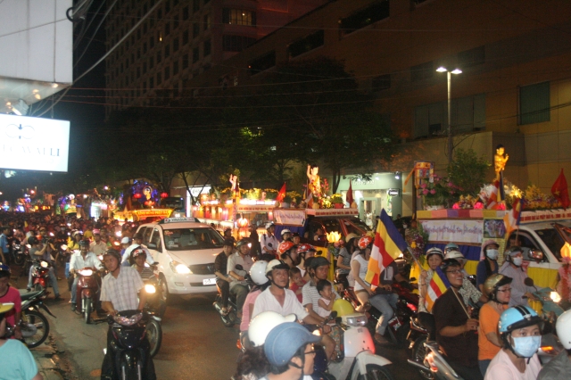 Chùm ảnh diễu hành xe hoa Phật đản: Phật đi vào đời