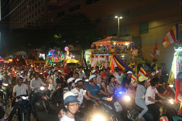 Chùm ảnh diễu hành xe hoa Phật đản: Phật đi vào đời