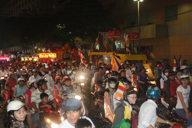 Chùm ảnh diễu hành xe hoa Phật đản: Phật đi vào đời