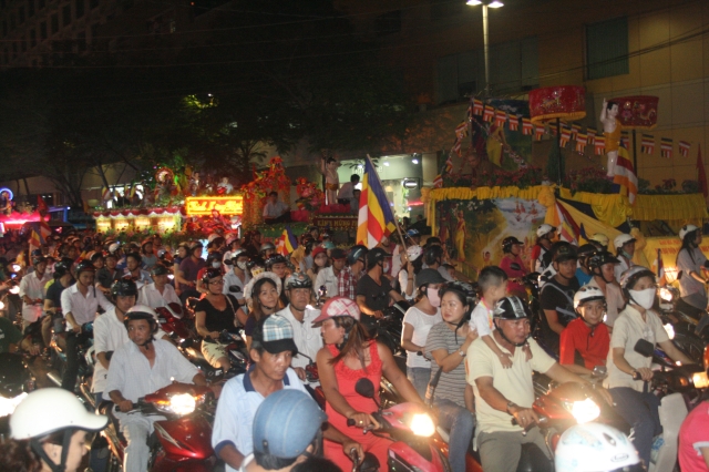 Chùm ảnh diễu hành xe hoa Phật đản: Phật đi vào đời