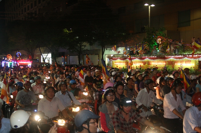 Chùm ảnh diễu hành xe hoa Phật đản: Phật đi vào đời