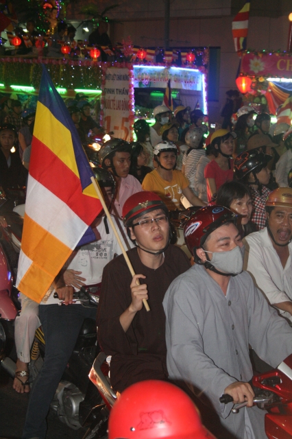 Chùm ảnh diễu hành xe hoa Phật đản: Phật đi vào đời