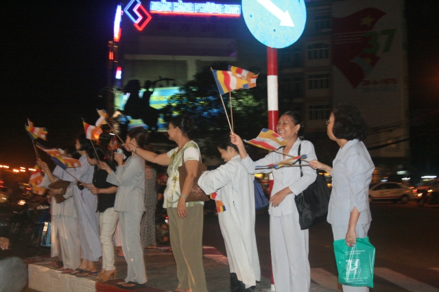 Chùm ảnh diễu hành xe hoa Phật đản: Phật đi vào đời