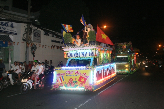 Chùm ảnh diễu hành xe hoa Phật đản: Phật đi vào đời