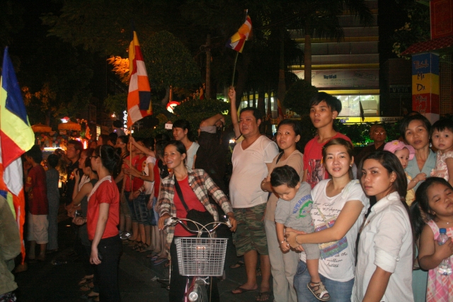 Chùm ảnh diễu hành xe hoa Phật đản: Phật đi vào đời