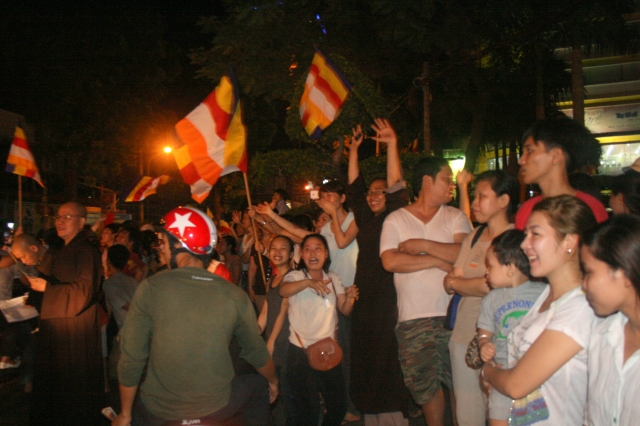 Chùm ảnh diễu hành xe hoa Phật đản: Phật đi vào đời