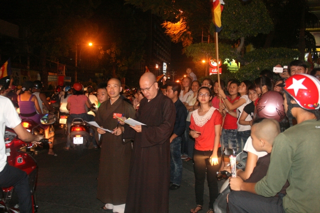 Chùm ảnh diễu hành xe hoa Phật đản: Phật đi vào đời