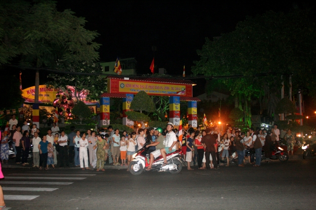 Chùm ảnh diễu hành xe hoa Phật đản: Phật đi vào đời