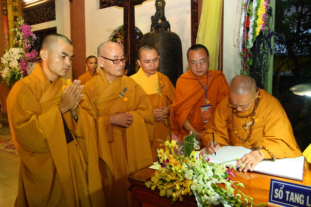 Chùm ảnh: Các đoàn viếng tang lễ HT. Thích Minh Châu - Chiều 07/09/2012 - Phần 2
