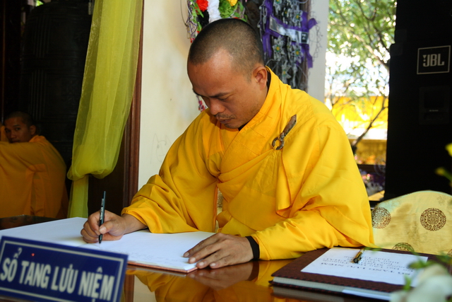 Chùm ảnh: Các đoàn viếng tang lễ HT. Thích Minh Châu - Sáng 08/09/2012