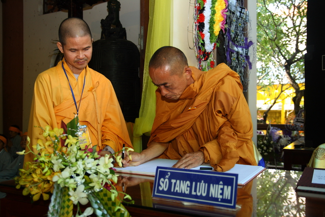 Chùm ảnh: Các đoàn viếng tang lễ HT. Thích Minh Châu - Sáng 08/09/2012
