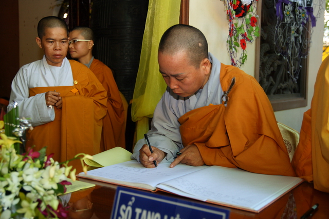 Chùm ảnh: Các đoàn viếng tang lễ HT. Thích Minh Châu - Sáng 08/09/2012