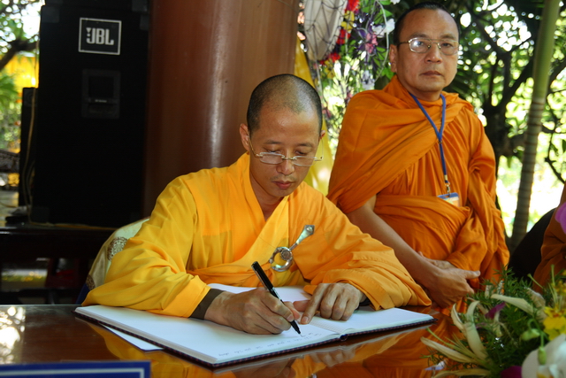 Chùm ảnh: Các đoàn viếng tang lễ HT. Thích Minh Châu - Sáng 08/09/2012