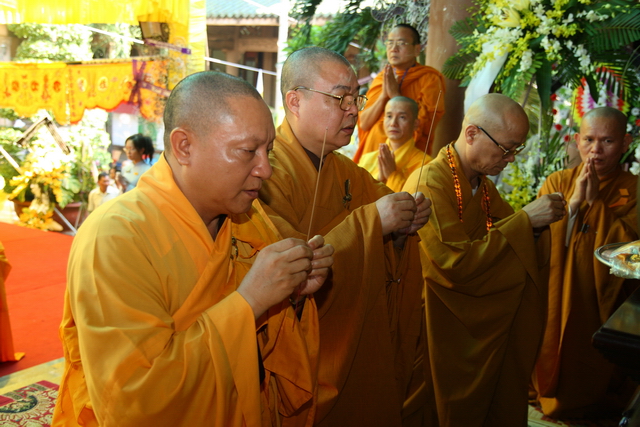 Chùm ảnh: Các đoàn viếng tang lễ HT. Thích Minh Châu - Sáng 08/09/2012