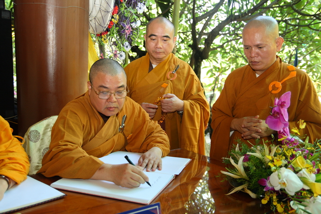 Chùm ảnh: Các đoàn viếng tang lễ HT. Thích Minh Châu - Sáng 08/09/2012