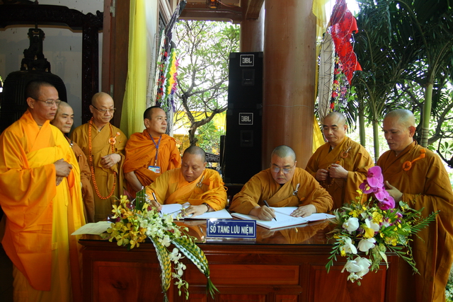 Chùm ảnh: Các đoàn viếng tang lễ HT. Thích Minh Châu - Sáng 08/09/2012
