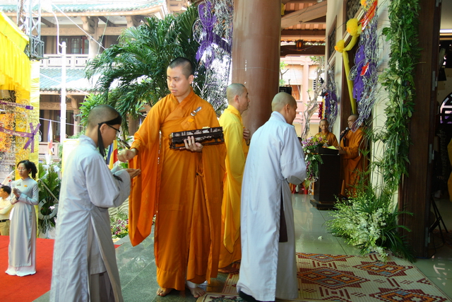Chùm ảnh: Các đoàn viếng tang lễ HT. Thích Minh Châu - Sáng 08/09/2012