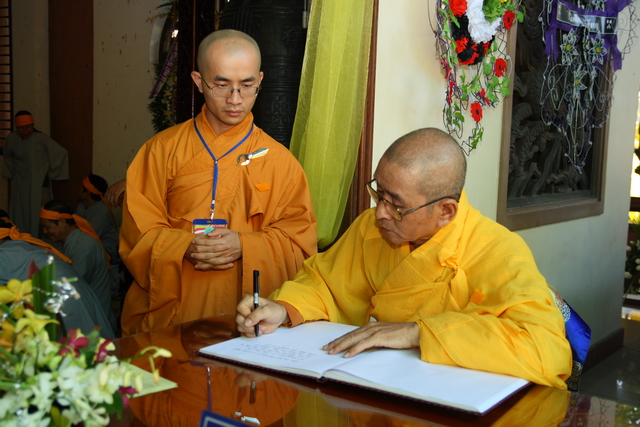 Chùm ảnh: Các đoàn viếng tang lễ HT. Thích Minh Châu - Sáng 08/09/2012