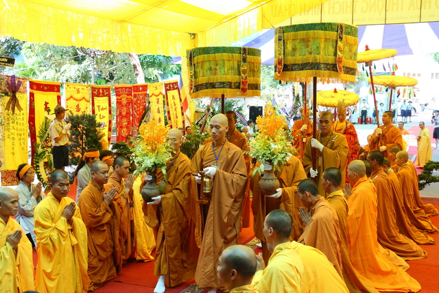 Chùm ảnh: Các đoàn viếng tang lễ HT. Thích Minh Châu - Sáng 08/09/2012
