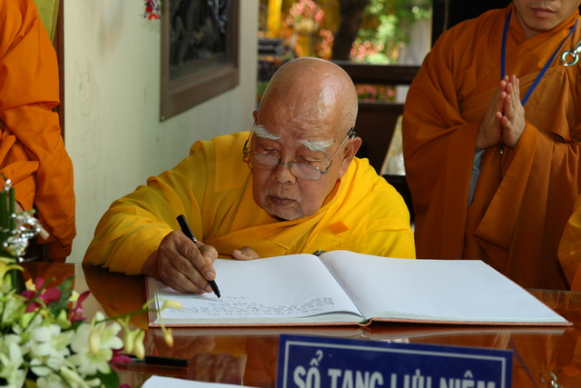Chùm ảnh: Các đoàn viếng tang lễ HT. Thích Minh Châu - Chiều 08/09/2012