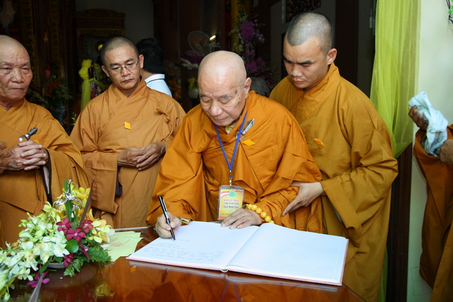 Chùm ảnh: Các đoàn viếng tang lễ HT. Thích Minh Châu - Chiều 08/09/2012