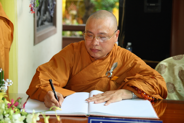 Chùm ảnh: Các đoàn viếng tang lễ HT. Thích Minh Châu - Chiều 08/09/2012