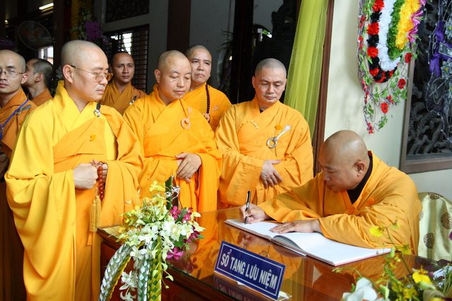 Chùm ảnh: Các đoàn viếng tang lễ HT. Thích Minh Châu - Chiều 08/09/2012