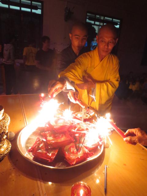 Ấm Áp Đêm Trung Thu Tại Chùa Khánh Ninh