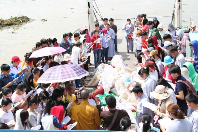 Một Ngày Hiến Tặng Niềm Vui Của CLB “Sống Để Cho Đi”