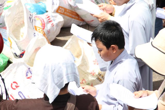 Một Ngày Hiến Tặng Niềm Vui Của CLB “Sống Để Cho Đi”