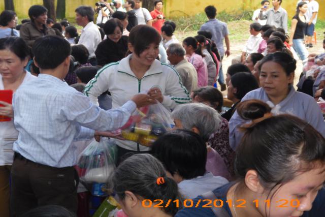 Bình Dương: Trao tặng quà đến người khiếm thị nhân mùa Trung Thu