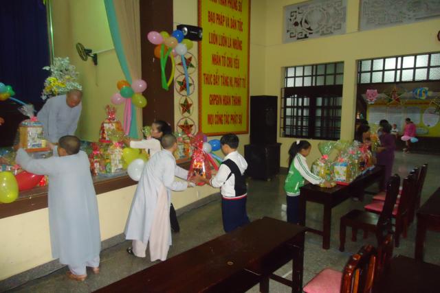 Bình Dương: Ban Trị Sự Phật Giáo tổ chức chương trình Vầng Trăng Trẻ Thơ