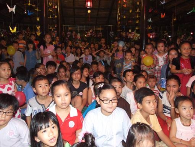 Chùa Long Vân vui tết Trung Thu
