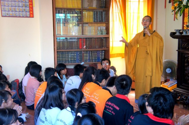 TP. HCM: Sinh viên khoa Kế toán - Đại học Mở tu học 1 ngày tại chùa Thiện Mỹ